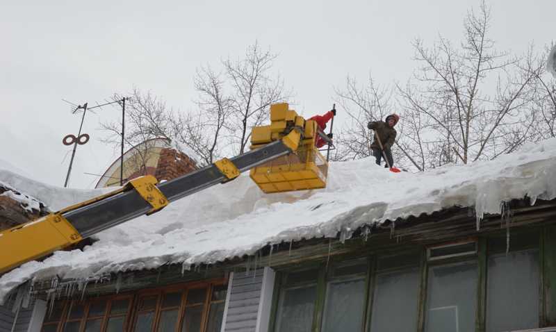 уборка снега с кровли частного дома