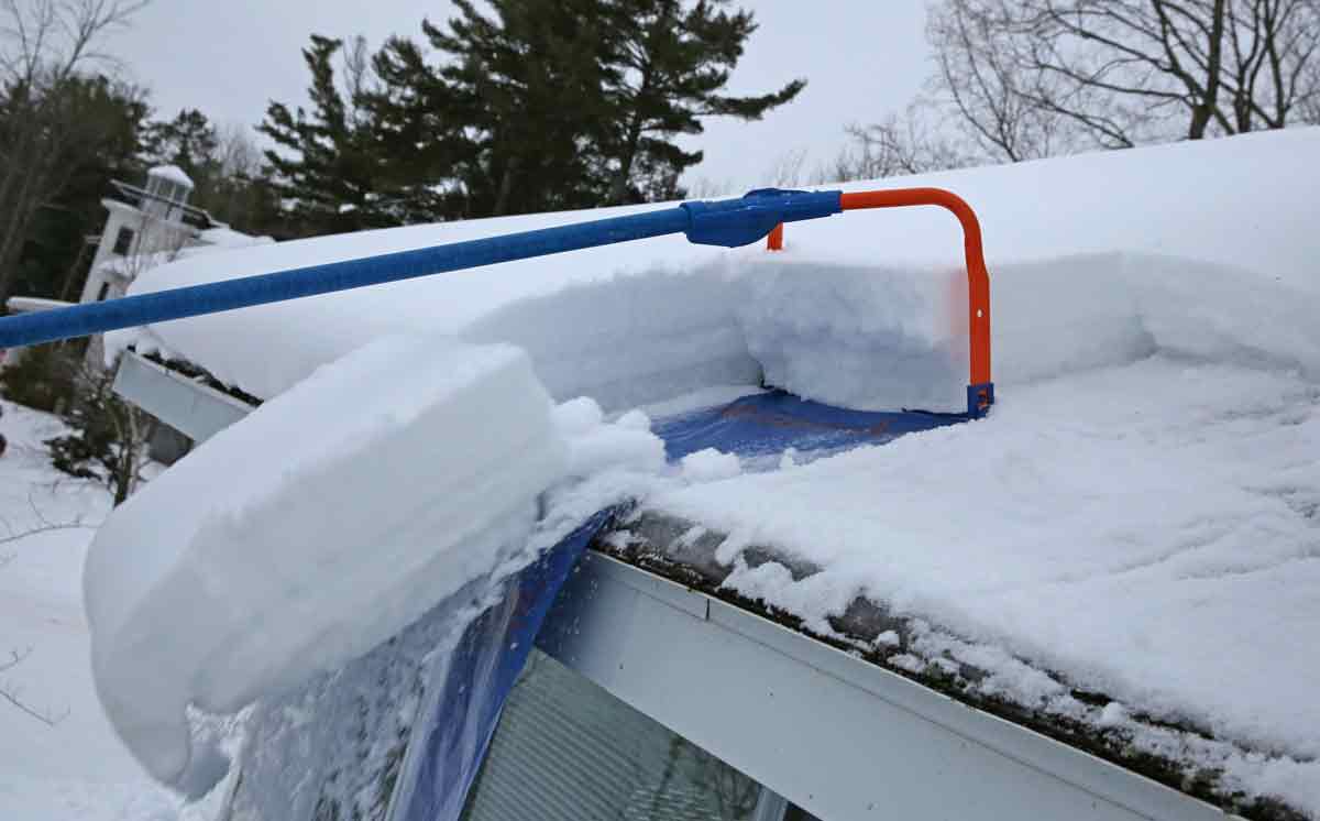 уборка снега с крыши дачи